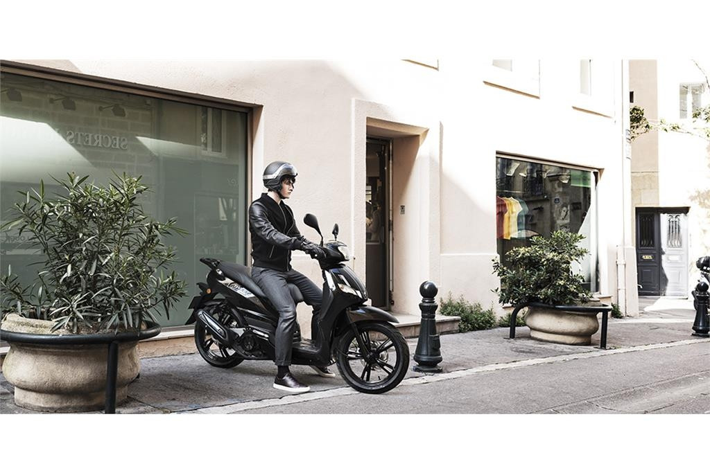 peugeot-tweet-evo-125cc-zwart-motorscooter