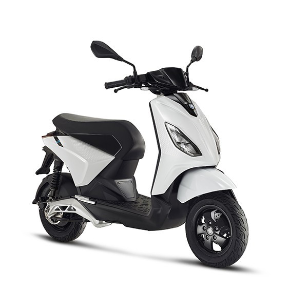 Piaggio 1+ elektrische scooter. grijs