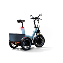 joiny-met-krat-pastel-blauw-elektrische-driewielscooter