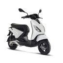 Piaggio 1 elektrische scooter. wit